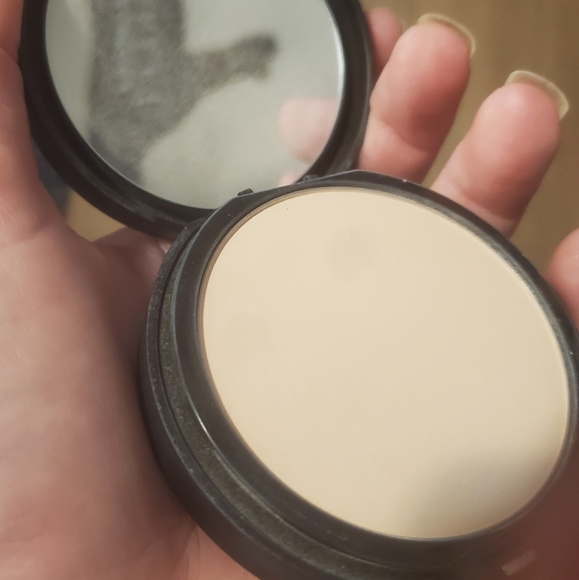 New bareMinerals barePRO Performance Wear Powder Foundation. Fair 01 - Picture 5 of 7